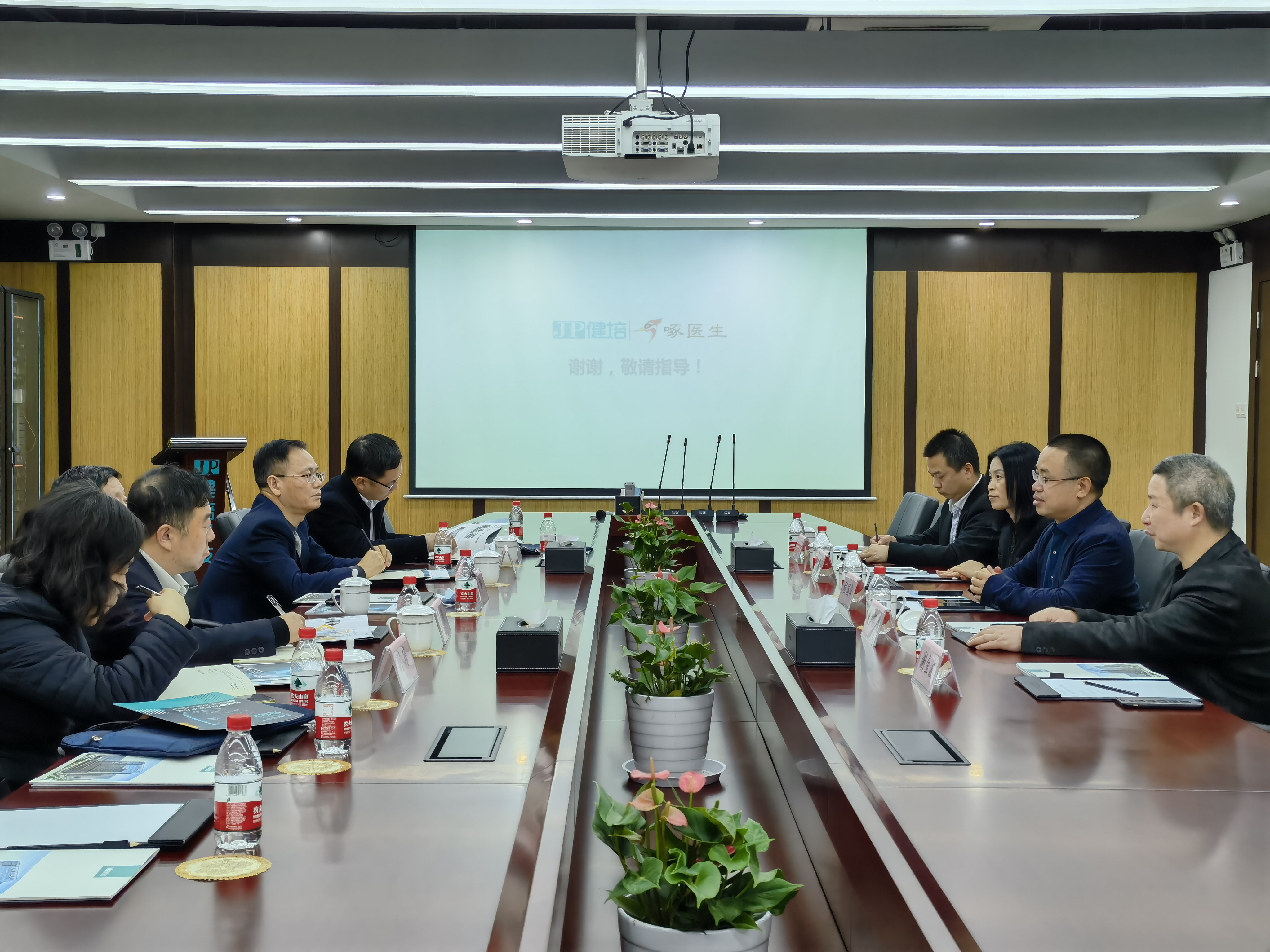 浙江省医疗保障局党组书记、局长杨烨一行莅临K8·凯发科技考察指导