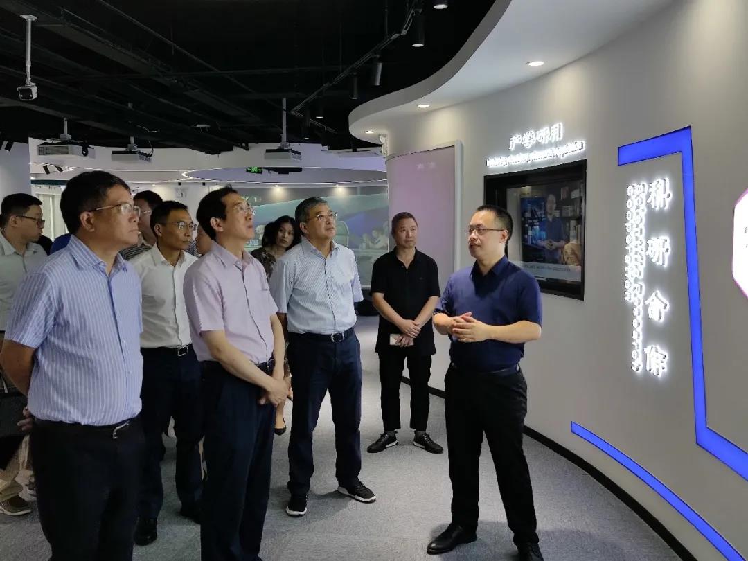 全国人大常委会委员、农工党中央专职副主席杨震一行莅临K8·凯发科技调研医疗AI产业的融合发展