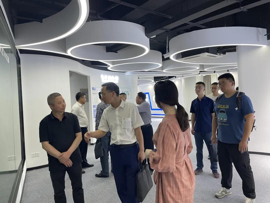 鹰潭市市委常委、副市长王雄一行莅临K8·凯发科技考察调研