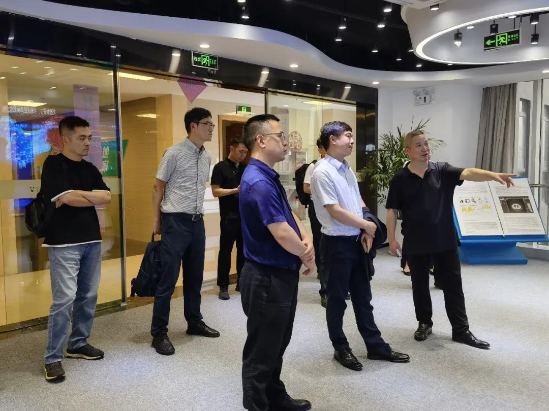 成都市锦江区委副书记、区长缪晓波一行莅临K8·凯发科技考察调研